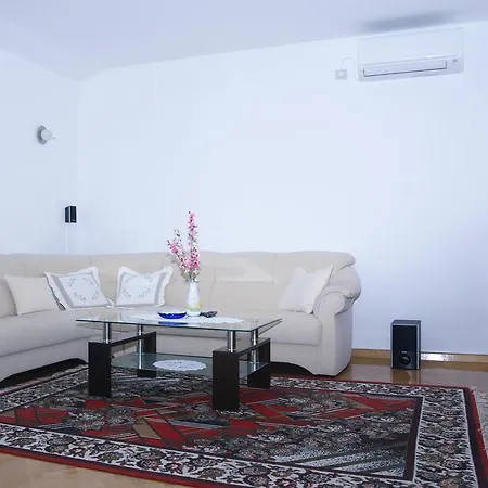 Jasovic דירה קורצולה